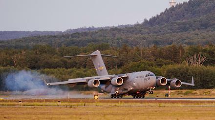 Ein Transportflugzeug mit aus Afghanistan ausgeflogenen Menschen landet auf der Ramstein Air Base. 