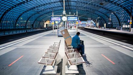 Der Streik im Nahverkehr hat begonnen: Ein Fahrgast sitzt am Morgen am Hauptbahnhof auf einem weitgehend leeren Bahnsteig.