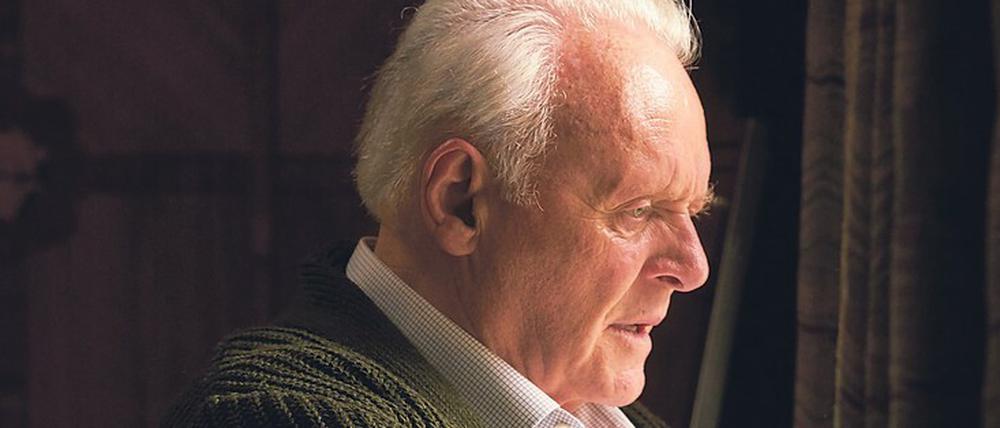 Der demente Anthony (Anthony Hopkins) verliert allmählich den Bezug zur Realität.