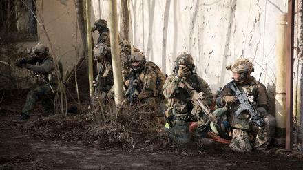 Bundeswehrsoldaten der Eliteeinheit Kommando Spezialkräfte (KSK) trainieren in Magdeburg (Sachsen-Anhalt) den Häuserkampf und eine Geiselbefreiung. (Archivbild)