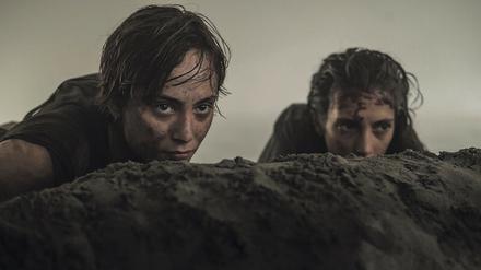 Weltraumrückkehrerin Blake (Nora Arnezeder, li.) und Narvik (Sarah-Sofie Boussnina) werden von Banden gejagt. 