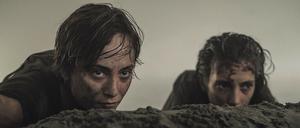 Weltraumrückkehrerin Blake (Nora Arnezeder, li.) und Narvik (Sarah-Sofie Boussnina) werden von Banden gejagt. 