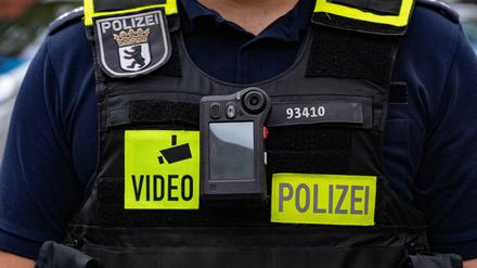 Film ab: So sehen die Bodycams aus, die die Polizisten jetzt an ihrer Uniform tragen werden.