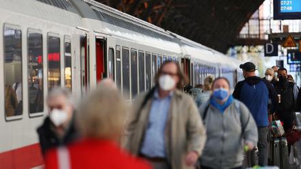 Reisende am Kölner Hauptbahnhof 