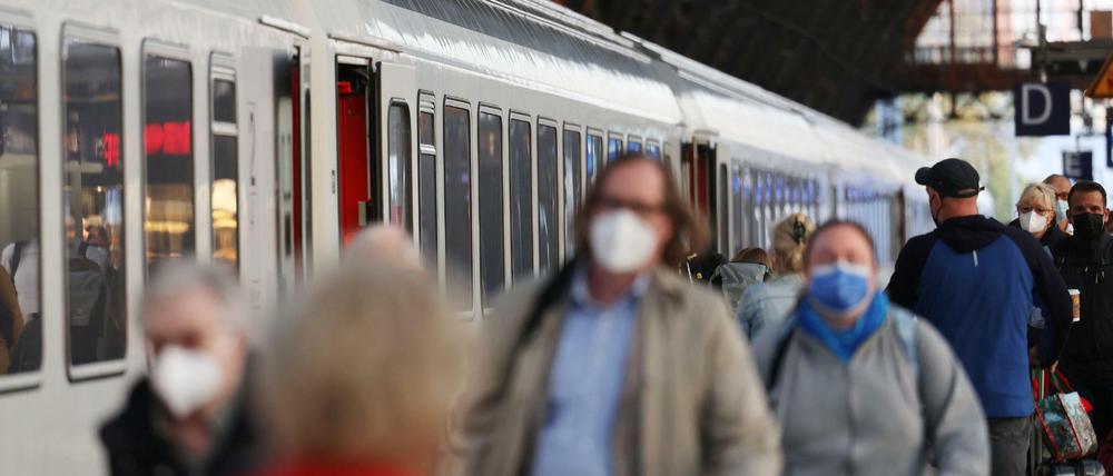 Reisende am Kölner Hauptbahnhof 