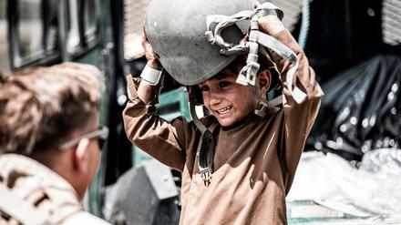 Unter den Menschen, die am Flughafen in Kabul darauf warten, ausgeflogen zu werden, sind auch viele Kinder.