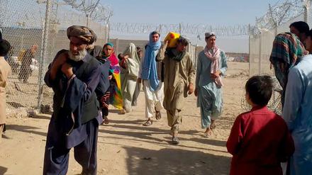 Menschen aus Afghanistan flüchten über den Grenzübergang Chaman nach Pakistan.
