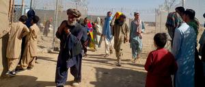 Menschen aus Afghanistan flüchten über den Grenzübergang Chaman nach Pakistan.