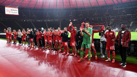 Sause im Westend. Unions Spieler feiern nach dem Spiel gegen Kuopio.