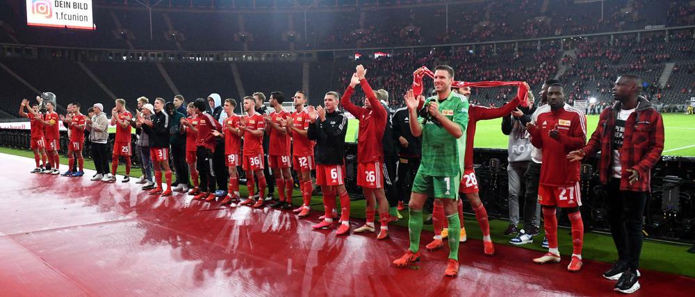 Sause im Westend. Unions Spieler feiern nach dem Spiel gegen Kuopio.
