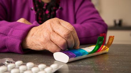 Pillenspender sind ein gutes Hilfsmittel, um mit Medikamenten nicht durcheinander zu kommen und sie immer zur richtigen Zeit zu nehmen. (Symbolbild)