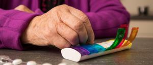 Pillenspender sind ein gutes Hilfsmittel, um mit Medikamenten nicht durcheinander zu kommen und sie immer zur richtigen Zeit zu nehmen. (Symbolbild)