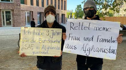 Abo (l.) und Ahmad M. streiken vor dem Auswärtigen Amt