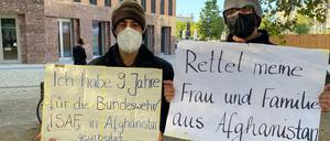 Abo (l.) und Ahmad M. streiken vor dem Auswärtigen Amt