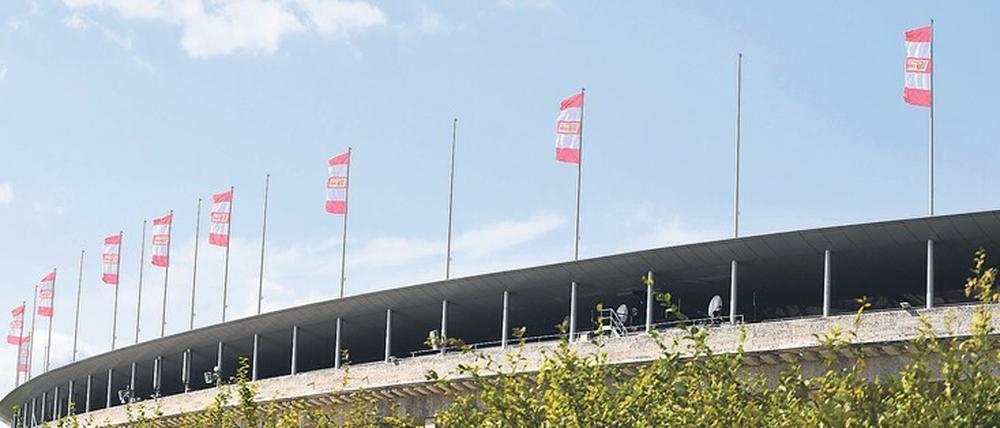 Leuchtendes Union-Rot. Der 1. FC Union möchte im Olympiastadion am Donnerstag ein eisernes Volksfest gegen Kuopio PS begehen. Nach dem 4:0 in Finnland dürfte der Einzug in die Gruppenphase der Conference League feststehen. Der blau-weißen Hertha wird das nicht besonders gefallen.