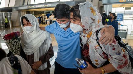 Wiedersehen: Geflüchtete aus Afghanistan treffen sich am Dulles-Flughafen nahe Washington, DC.