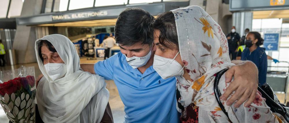 Wiedersehen: Geflüchtete aus Afghanistan treffen sich am Dulles-Flughafen nahe Washington, DC.
