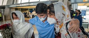 Wiedersehen: Geflüchtete aus Afghanistan treffen sich am Dulles-Flughafen nahe Washington, DC.