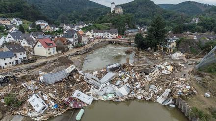 Meterhoch türmen sich Wohnwagen, Gastanks, Bäume und Schrott an einer Brücke über der Ahr (Archivbild vom Juli 2021) 