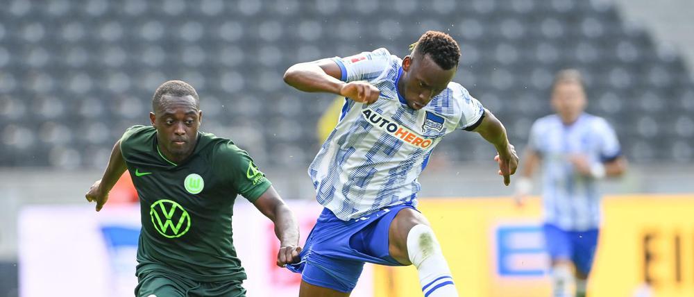Spärlich besucht: Das Bundesliga-Spiel von Hertha BSC gegen VfL Wolfsburg, am zweiten Spieltag im Olympiastadion. Im Bild: Dodi Lukebakio (r) von Hertha gegen Jerome Roussillon von Wolfsburg.