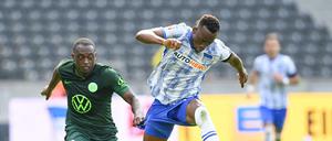 Spärlich besucht: Das Bundesliga-Spiel von Hertha BSC gegen VfL Wolfsburg, am zweiten Spieltag im Olympiastadion. Im Bild: Dodi Lukebakio (r) von Hertha gegen Jerome Roussillon von Wolfsburg.