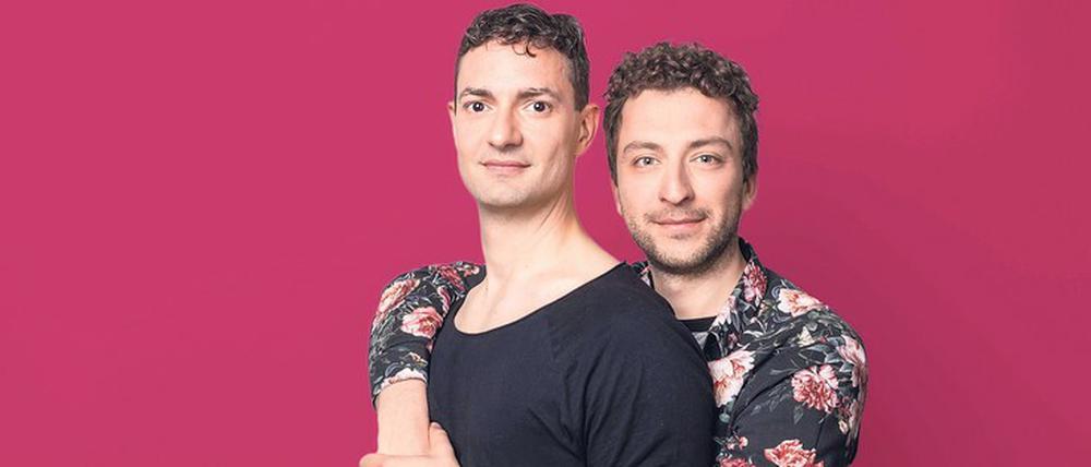 In der „Operette für zwei schwule Tenöre“ kommt Jan (Felix Heller, rechts) vom Land nach Berlin und lernt Tobi (Ricardo Frenzel Baudisch, links) kennen.