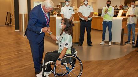 Frank-Walter Steinmeier verabschiedete etwa 50 deutsche Paralympics-Teilnehmende am Flughafen in Frankfurt. Hier der Check mit der 17 Jahre alten Merle Menje.