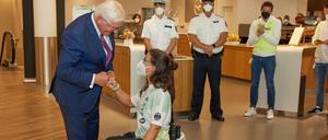 Frank-Walter Steinmeier verabschiedete etwa 50 deutsche Paralympics-Teilnehmende am Flughafen in Frankfurt. Hier der Check mit der 17 Jahre alten Merle Menje.
