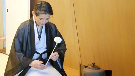 Erste Teezeremonie. Teemeister Sokei Kimura ist aus London gekommen, um das Teehaus im Humboldt Forum einzuweihen. 