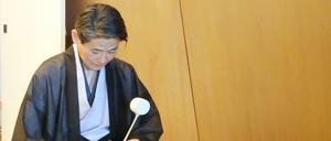 Erste Teezeremonie. Teemeister Sokei Kimura ist aus London gekommen, um das Teehaus im Humboldt Forum einzuweihen.