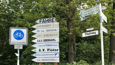 Der Elkartweg in Berlin-Hakenfelde mit Straßenschild und weiteren Schildern.
