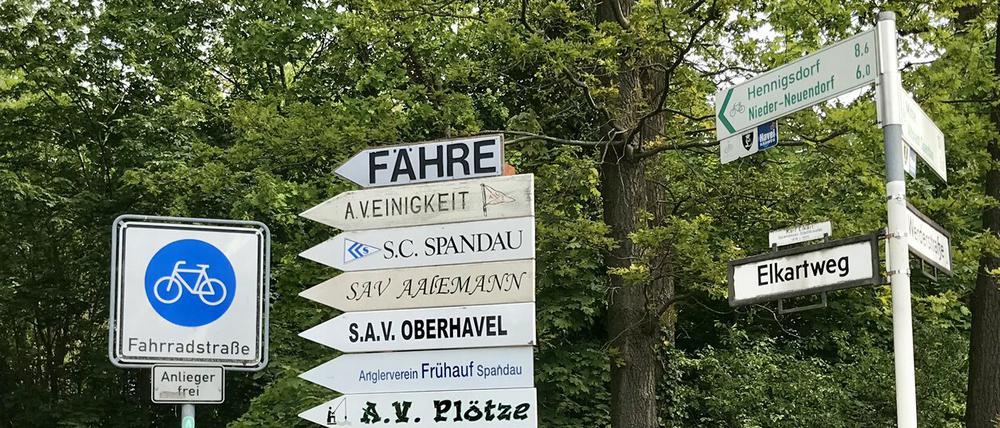 Der Elkartweg in Berlin-Hakenfelde mit Straßenschild und weiteren Schildern.