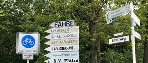 Der Elkartweg in Berlin-Hakenfelde mit Straßenschild und weiteren Schildern.