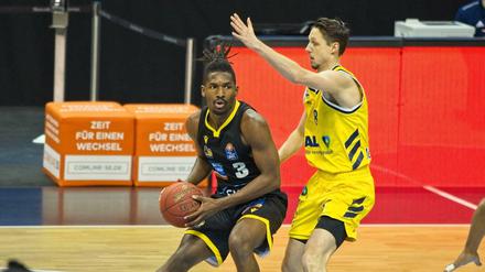 Aus Gegnern werden Kollegen. Jaleen Smith (links) und Albas Marcus Eriksson.