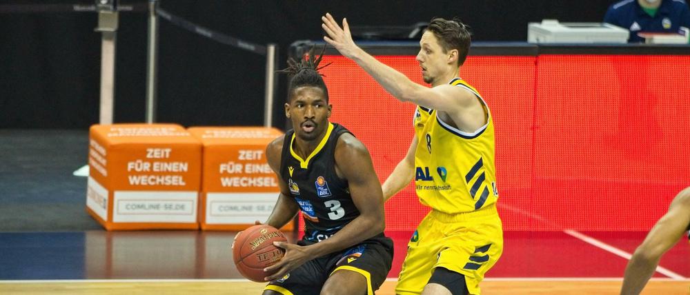 Aus Gegnern werden Kollegen. Jaleen Smith (links) und Albas Marcus Eriksson.