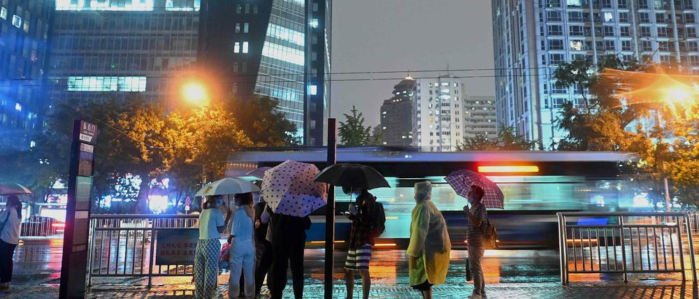 Come rain, come shine. Nächtliche Szene an einer Pekinger Bushaltestellete (24. 8. 2021).