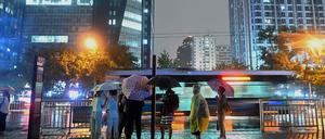 Come rain, come shine. Nächtliche Szene an einer Pekinger Bushaltestellete (24. 8. 2021).