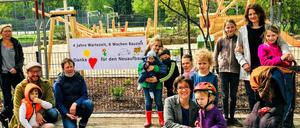 Vier Jahre warteten sie auf den sanierten Spielplatz am Klemke-Park. Uwe Scholz ist der dritte Erwachsene von links.
