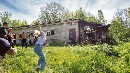 Helsinki Biennale: Vogelarten schwinden, Ausgelassenheit geht trotzdem. In Pasi Autios „Bird Disco“ darf man zu Vogelgezwitscher tanzen.