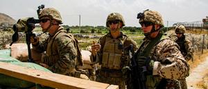 Afghanistan, Kabul: Auf diesem Bild des U.S. Marine Corps begutachten Marines der 24th Marine Expeditionary Unit und deutsche Militärangehörige ein Einfahrtstor am Hamid Karzai International Airport in Kabul, Afghanistan, Donnerstag, 19. August 2021.
