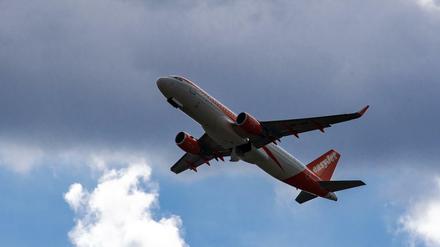 Schwindelfrei? Ein Flugzeug der Fluggesellschaft Easyjet startet.