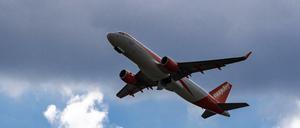 Schwindelfrei? Ein Flugzeug der Fluggesellschaft Easyjet startet.