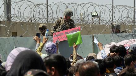 Ein US-Soldat hält ein rotes Schild, mit der Aufschrift "Gate closed".
