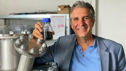 Graforce-Gründer Jens Hanke mit einem Fläschchen Kohlenstoff: Die Menge entstehe beim Erwärmen des Wassers, das beim Duschen verbraucht wird. Und zwar nur in einer Sekunde, sagt Hanke. 