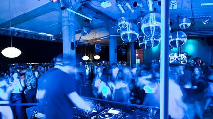 Berlins Clubs fordern, auf PCR-Tests statt auf Maskenpflicht zu setzen.