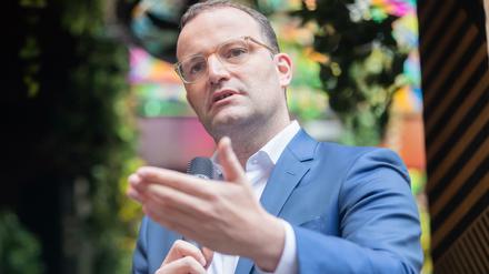 Jens Spahn spricht bei einem Treffen mit Vertretern der Club-, Kultur- und Veranstaltungsbranche im Ritter Butzke.