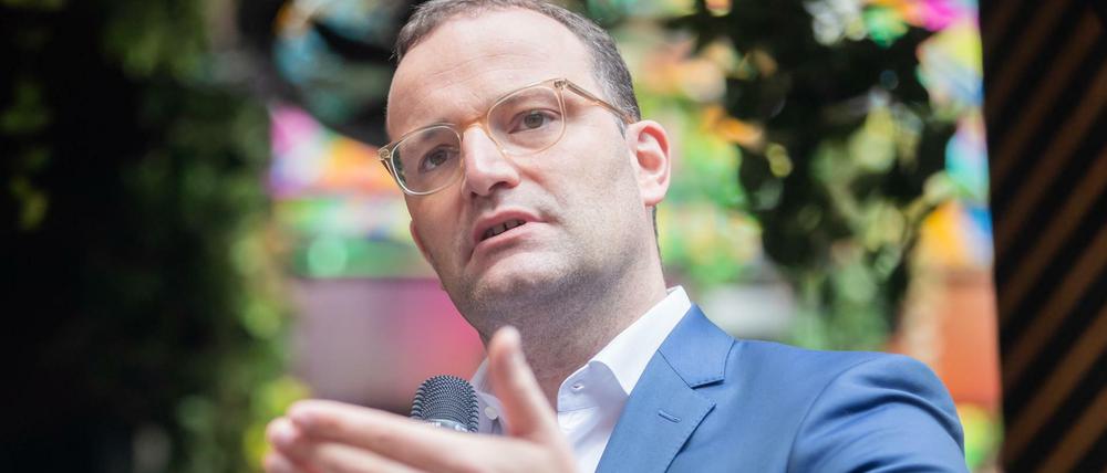 Jens Spahn spricht bei einem Treffen mit Vertretern der Club-, Kultur- und Veranstaltungsbranche im Ritter Butzke.