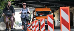 Unterwegs für die Verkehrswende in Friedrichshain-Kreuzberg: Bezirksstadtrat Florian Schmidt (l.) und Bezirksbürgermeisterin Monika Herrmann (beide Bündnis 90/Die Grünen). Auf dem Bild begutachten sie die Montage der so genannten Leitboys auf dem Radfahrstreifen in der Tamara-Danz-Straße. 