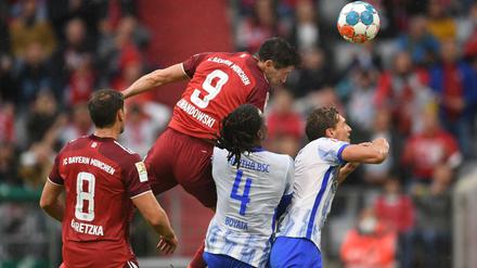 Robert Lewandowski steigt deutlich höher als Dedryck Boyata und Niklas Stark (re.) und macht das 2:0 für die Bayern. 