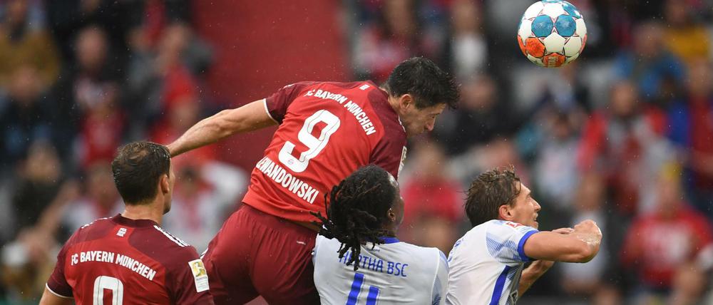 Robert Lewandowski steigt deutlich höher als Dedryck Boyata und Niklas Stark (re.) und macht das 2:0 für die Bayern.